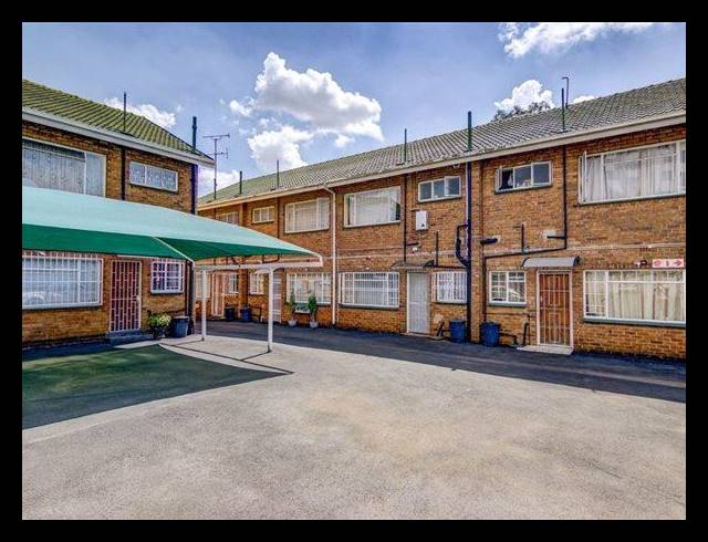 2 BEDROOM TOWNHOUSE FOR SALE IN RHODESFIELD